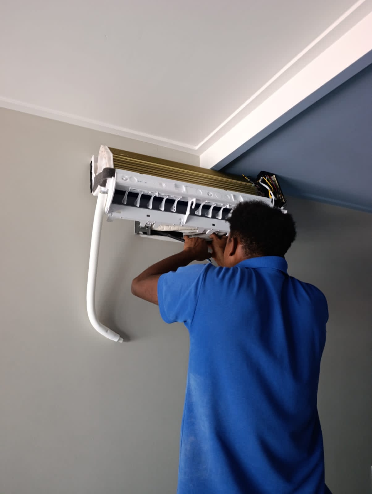 Pessoa mexendo no ar condicionado