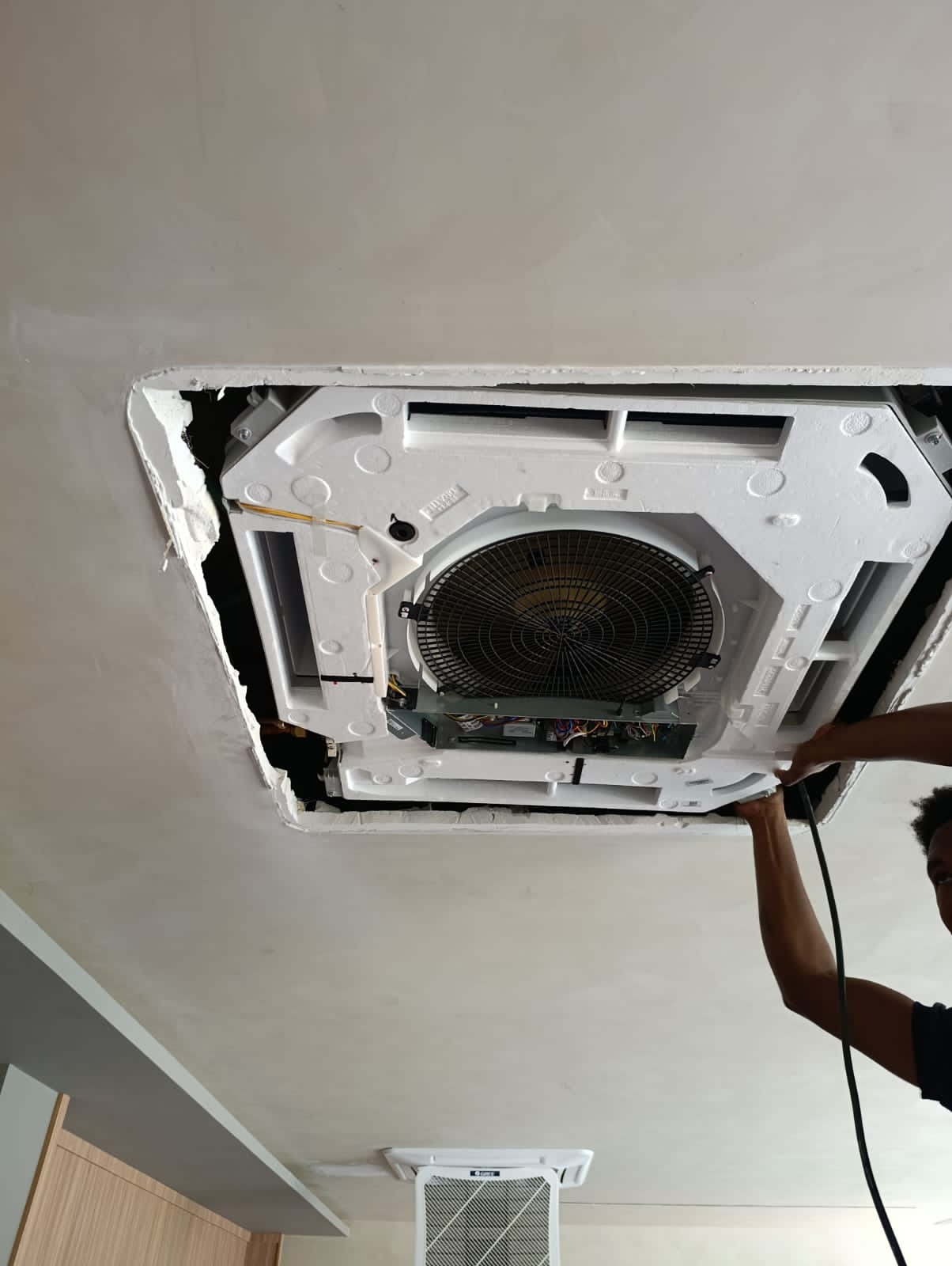 Ar condicionado no teto aberto