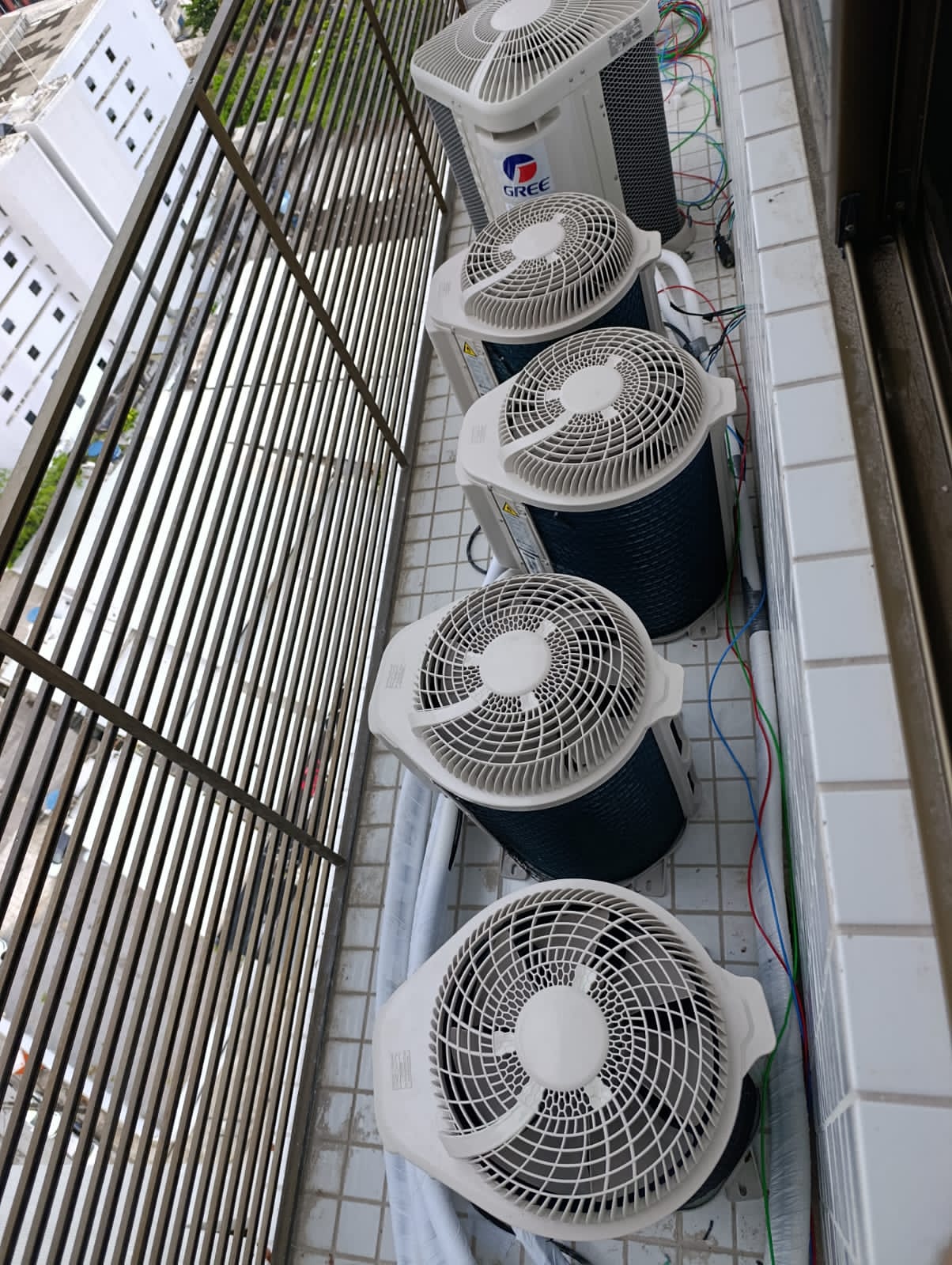 Cinco caixas de ar condicionado para instalação elétrica