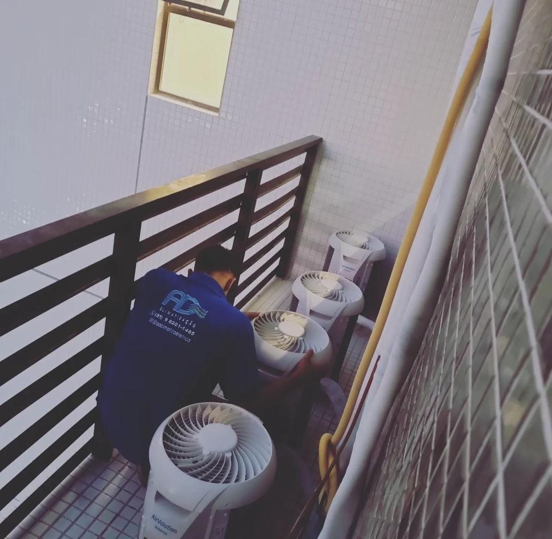 Pessoa de costas instalando duto elétrico