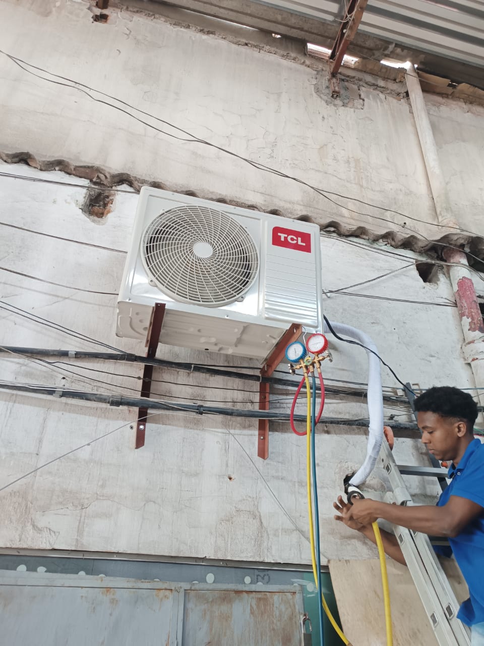 Pessoa instalando mangueira com componentes elétricos