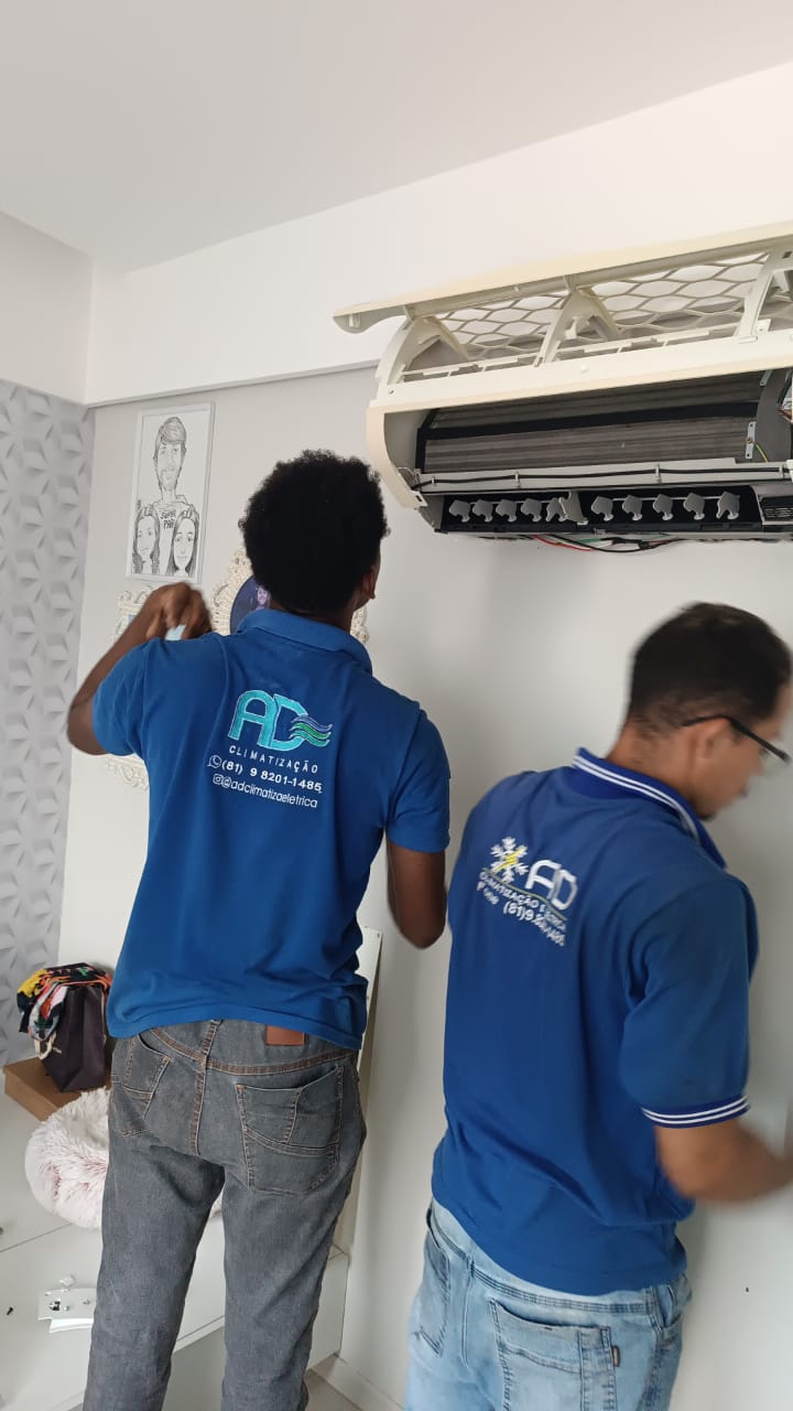 Duas pessoas da equipe fazendo instalação