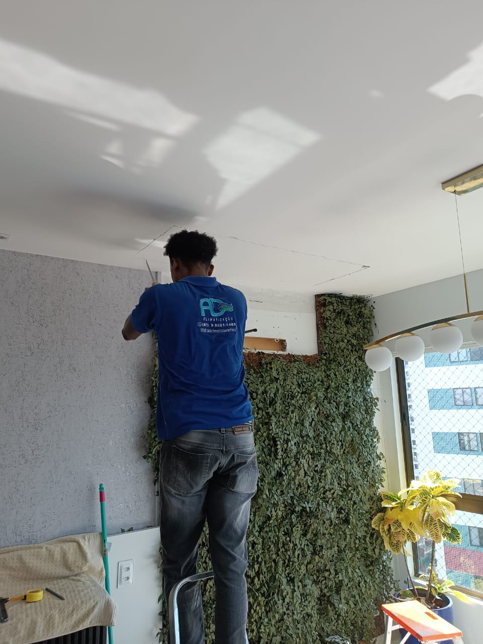 Membro da equipe instalando no teto